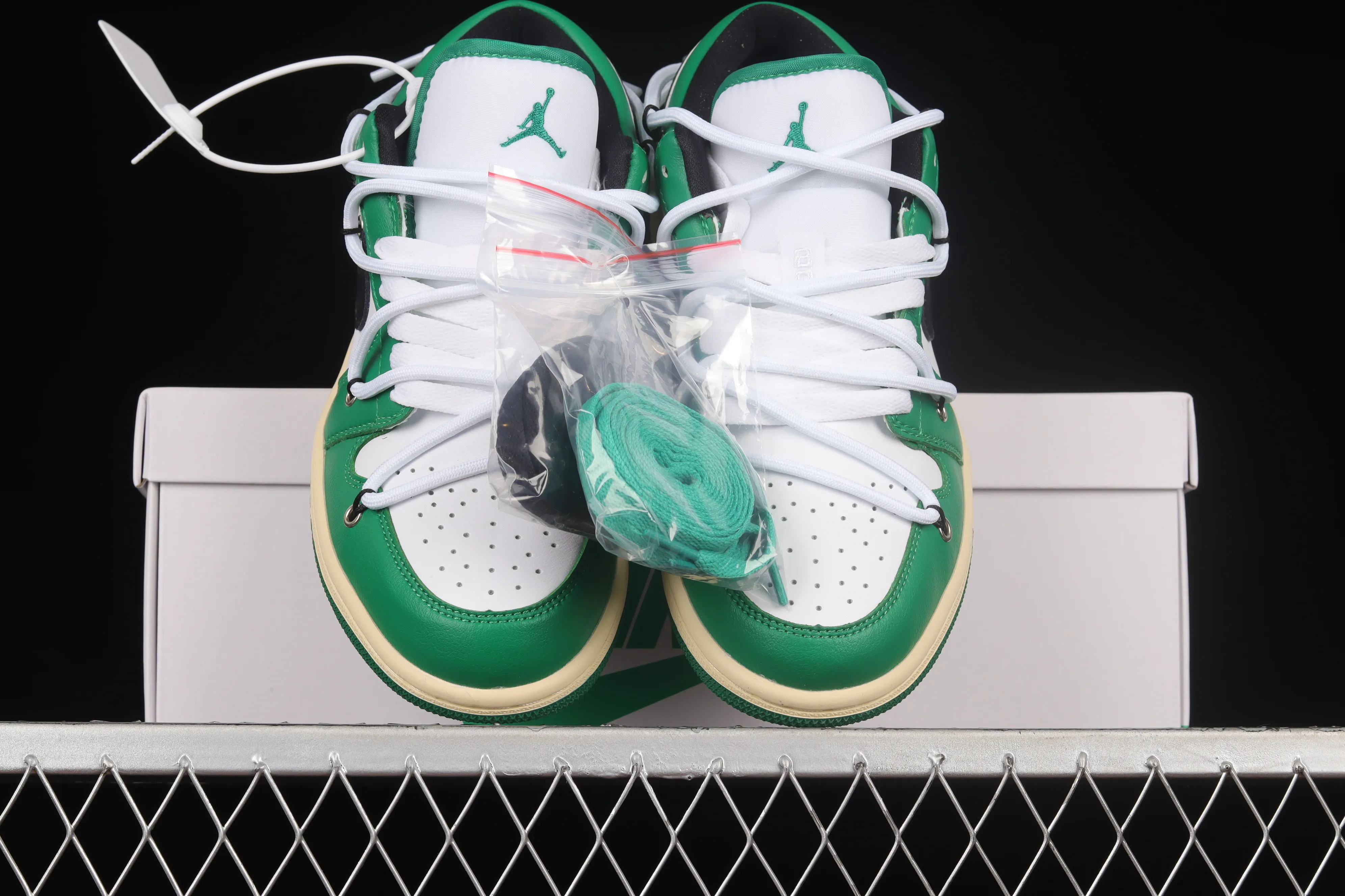 All categories Air Jordan Jordan series basketball shoes Air Jordan 1 Low Air Jordan 1 Low AJ1 Joe 1 customized version white and green color deconstruction sports culture basketball shoes 553560-129